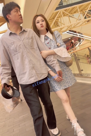 trump1356【KFC】⭐顶级骚货逛街·细线骚丁隐约露B·贴着拍骚货黑森林