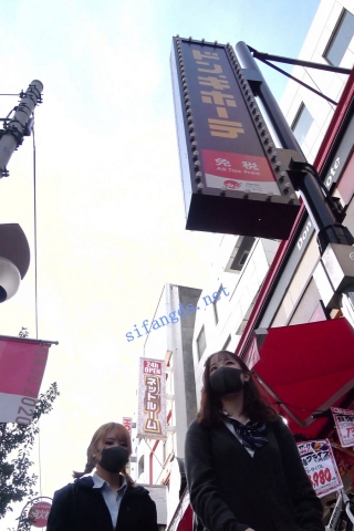 【日产精选】050超短jk姐妹逛街靠在栏杆边双内裤同框