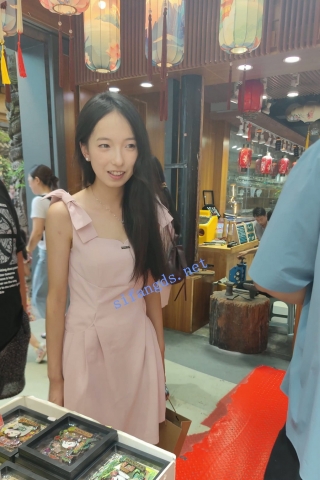 CS105【CSCD】粉色连衣裙小姐姐和家人出来旅游，白色内内