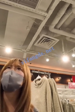 【日产精选】014开闪CD丁字裤。店员面前拿手机展示照片