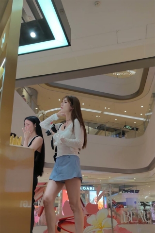 XM306蓝色裤裙美女商场一边走路一边拍照，白色内内