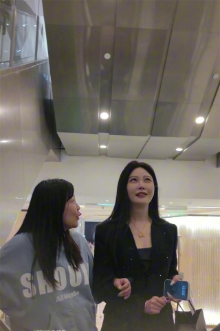 XM319黑色连衣裙肉色丝袜气质美女和闺蜜逛街，白色内内