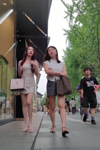 XM326紧身连衣裙美女和闺蜜出来吃饭后面嘞出内裤痕迹，黑色窄内