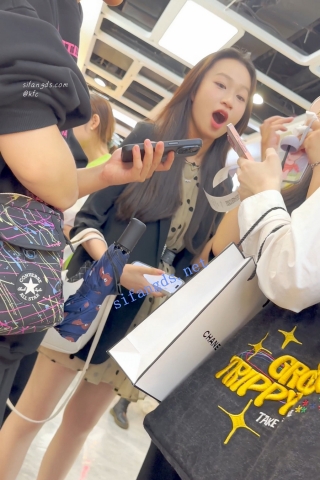 trump1295【KFC】短裙学生妹和男女同学逛街·肉丝微透无痕内·低角度CD