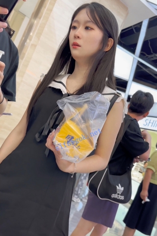 trump1343【KFC】短裙甜妹和男友甜蜜逛街·粉色内内前后低角度超清CD