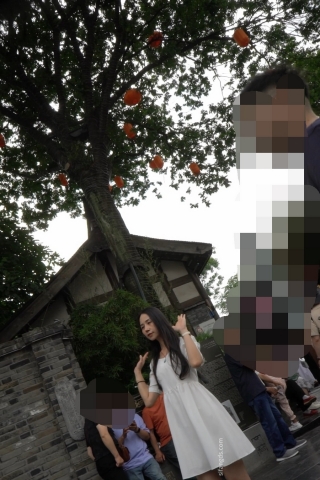 kc1589（空城原创）白裙美女逛街，条纹小N前面透明漏黑森林