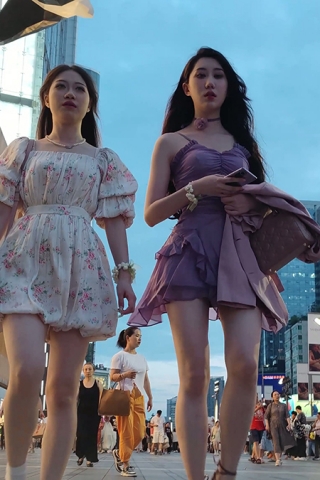 XM187紫色连衣裙身高至少175美女穿着细高跟鞋，白色内内