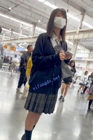 trump1302【KFC】两个JK制服学生妹·肉丝袜可爱内·白色骚窄内一箭双雕